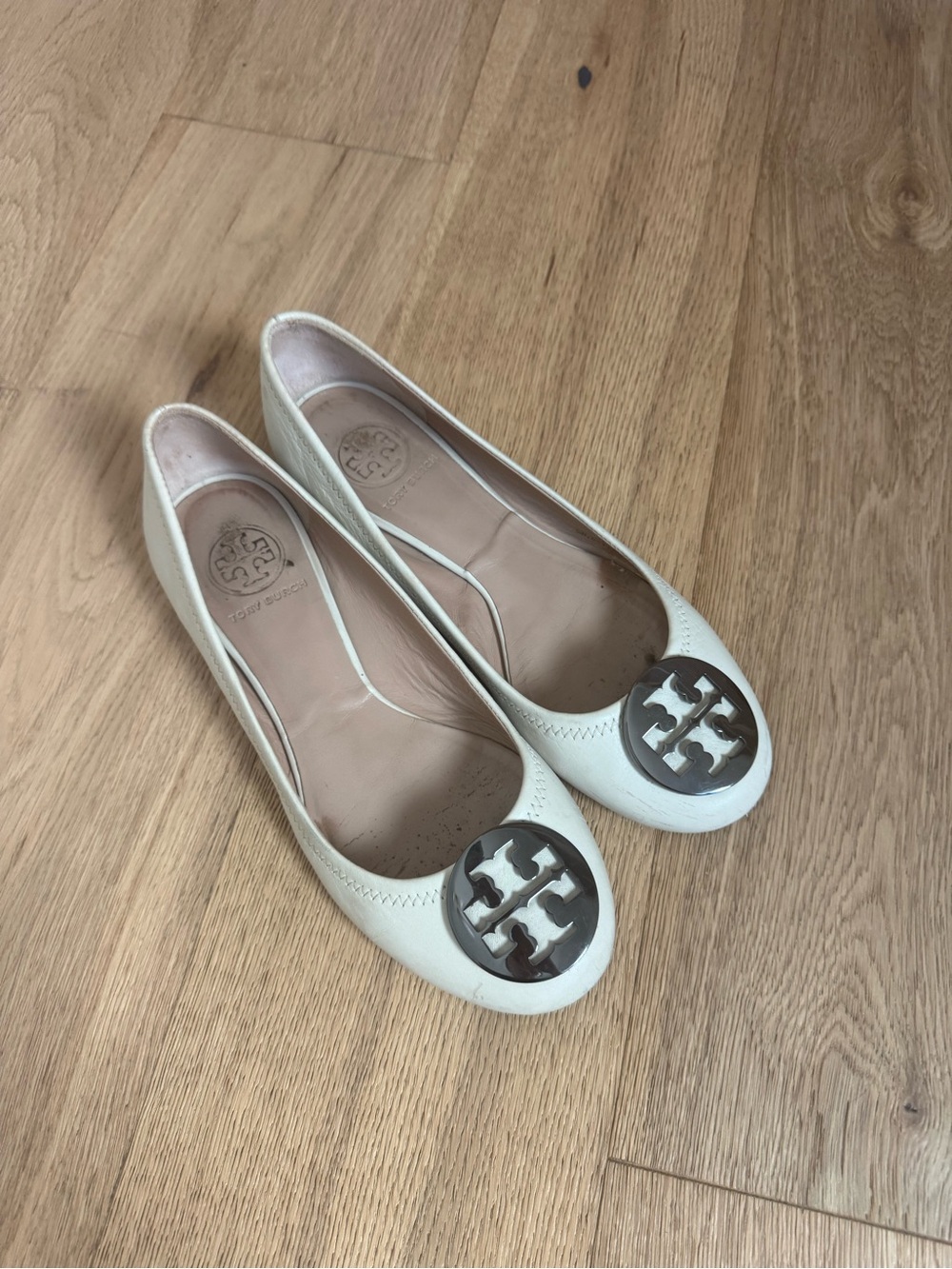 Tory Burch Ivory Reva Leather Ballet Flats in vanilla/pewter